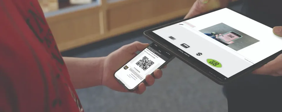 Man buying tickets on his phone through the Eventlink® app